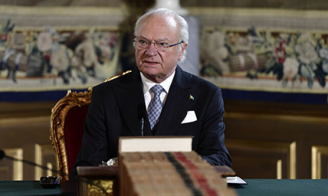 TALTE FRA SLOTTET: Svenske kong Carl Gustaf holdt en tale til folket på slottet i Stockholm, under et møte med den svenske regjeringen i midten av mars. FOTO: Stina Stjernkvist/TT TALTE FRA SLOTTET: Svenske kong Carl Gustaf holdt en tale til folket på slottet i Stockholm, under et møte med den svenske regjeringen i midten av mars. FOTO: Stina Stjernkvist/TT